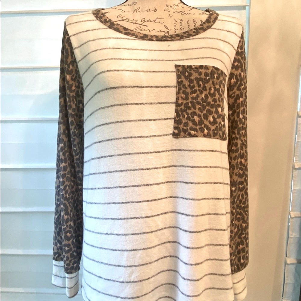 Hailey & Co Ivory $ Leopard Long sleeve Banded Cuff Front Pocket Shirt NWT M
